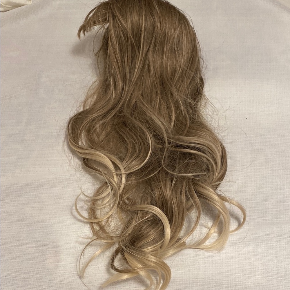 Women Synthetic Wigs Long Wavy Blond with Fluffy Air Bangs Light New Without Tag - Picture 2 of 11